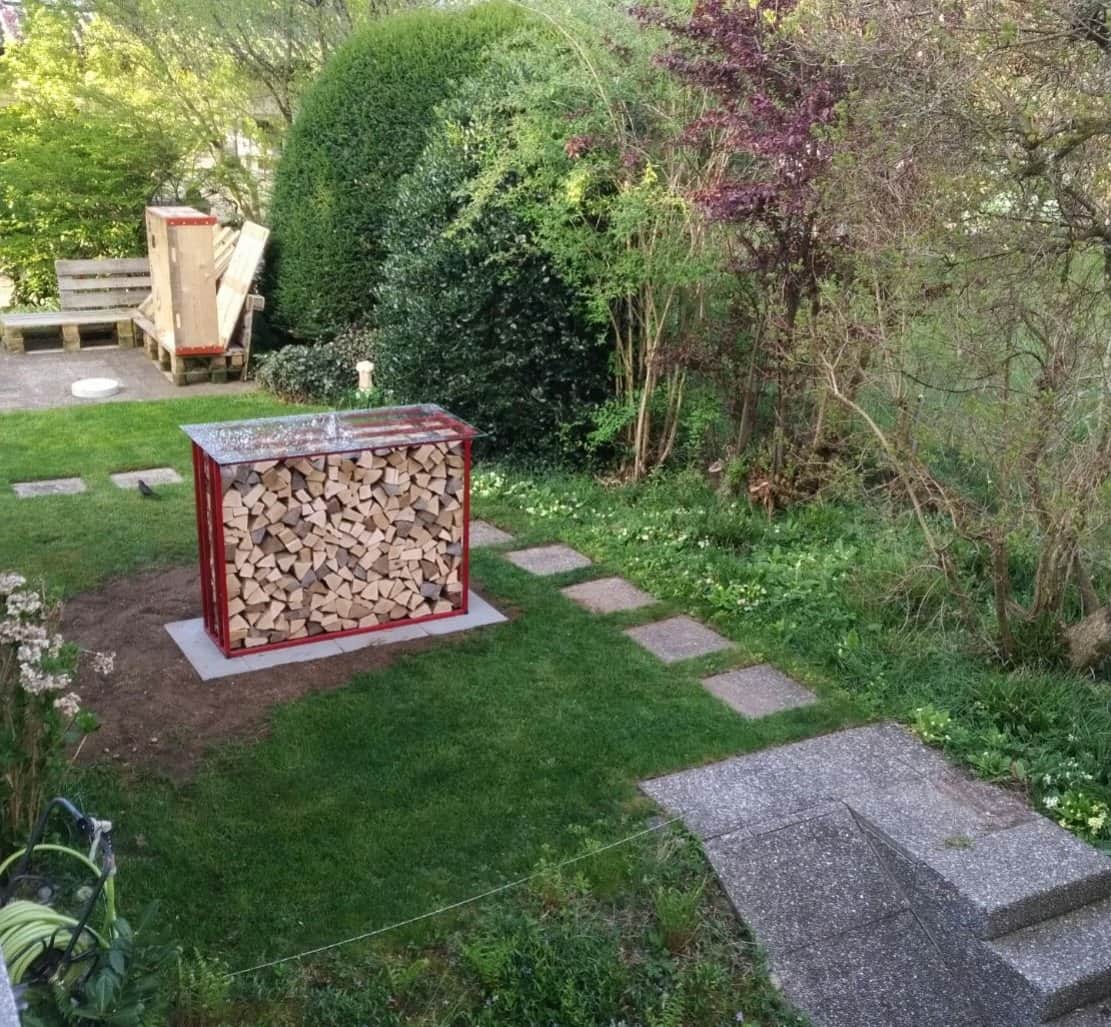 Kombinierte Gartentheke mit Feuerholzlager aus Metall